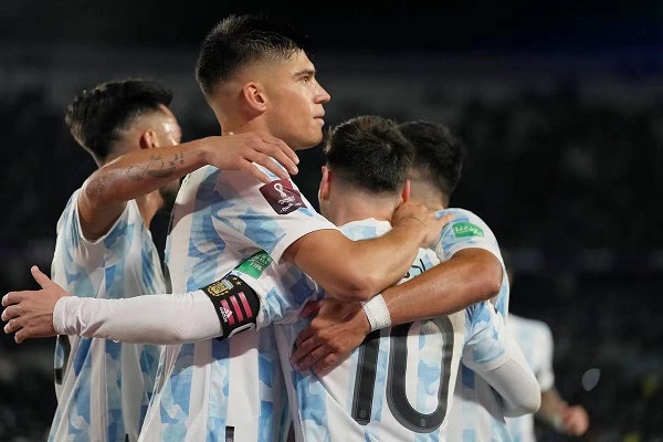 Lionel Messi trägt Argentinien-Trikot mit Copa América-Champion-Logo